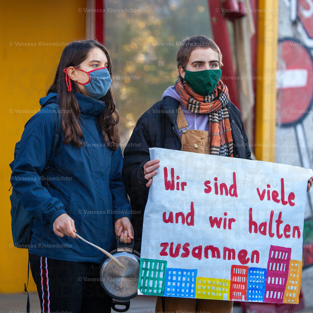 201105 StopHeimstadenAGH-3 | Mit einer Lärmkundgebung in der Nähe des Abgeordnetenhauses von Berlin protestieren Mieter*innen am 5.11.2020 gegen einen Verkauf ihrer Häuser an den Schwedischen Investor Heimstaden. - Realisiert mit Pictrs.com