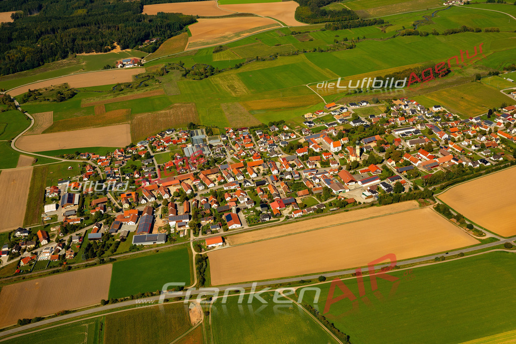 sallach-geiselhoering-schraeg-luftbild-1566-2023 | Das Luftbild zeigt : Sallach Geiselhöring - Die Luftaufnahme wurde 2023 vom UL-Flugzeug aus erstellt ( keine Drohne ) - 
Hochauflösende Luftaufnahme - Für grossformatige Ausdrucke geeignet. Die Geschenkidee !
Mit Lizenz und Bildrechte bestellbar