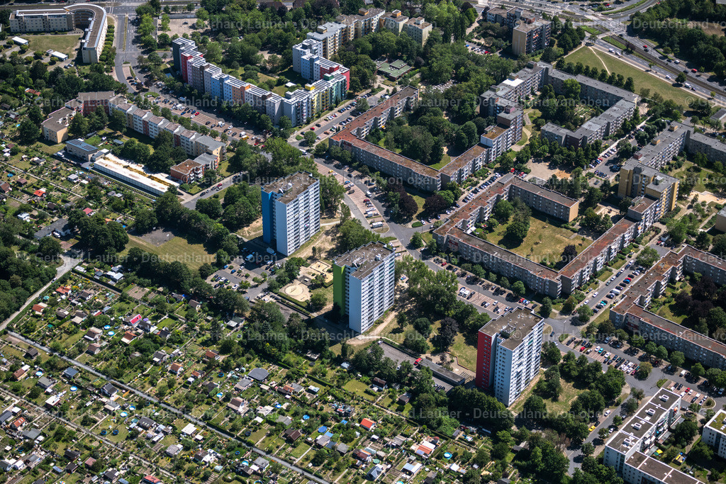 4035993 | BRAUNSCHWEIG 31.07.2020 Hochhäuser im Wohngebiet einer industriell gefertigten Plattenbau- Siedlung an der Recknitzstraße in Braunschweig im Bundesland Niedersachsen, Deutschland. // Skyscrapers in the residential area of industrially manufactured settlement on street Recknitzstrasse in the district Weststadt in Brunswick in the state Lower Saxony, Germany. Foto: Gerhard Launer