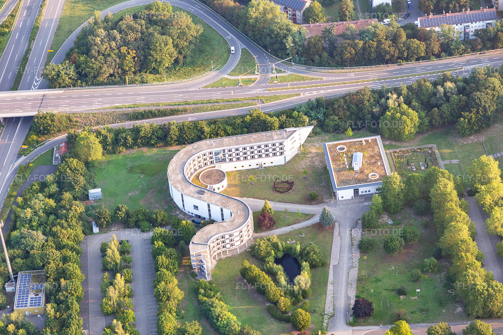 Luftbild: Geschwungener Gebäudekomplex des Pädagogischen Landesinstitut Rheinland-Pfalz in Speyer im Bundesland Rheinland-Pfalz in Deutschland. Foto: IMG_116838.jpg vom 25.08.2019 durch Werner Riehm/FLY-FOTO.de