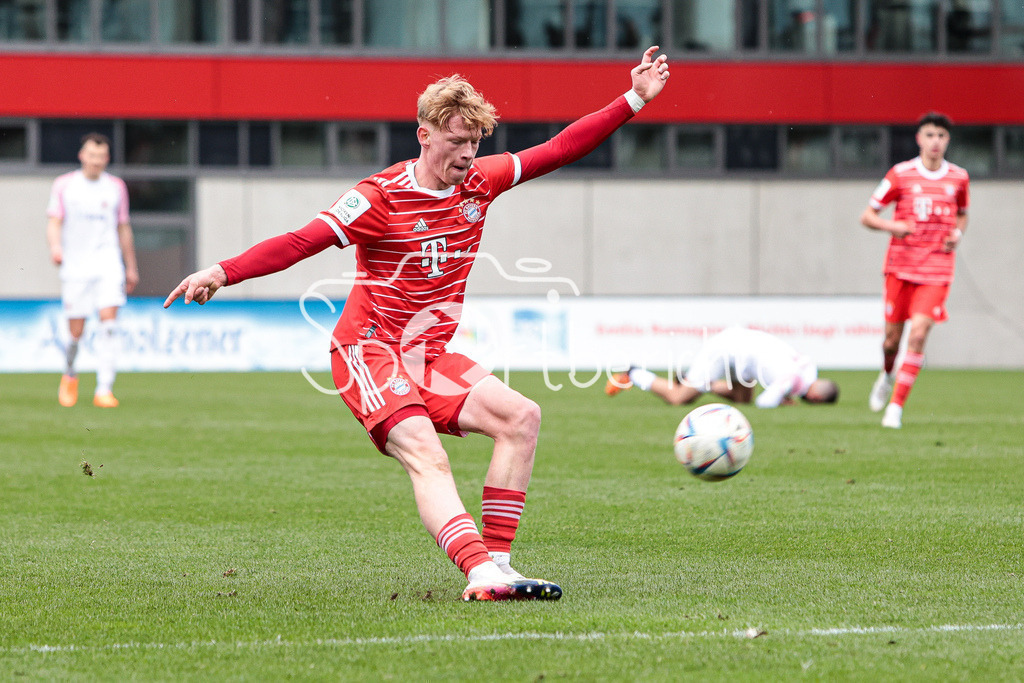 FC Bayern Muenchen U19 - FC Augsburg U19 | Lennard BECKER (FCB #7)  am Ball