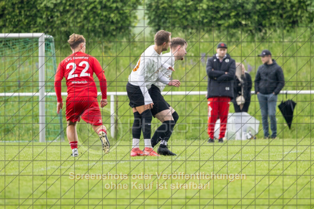 20250504_160610_0069 | #,TB Holzheim (weiß) vs. 1.FC Donzdorf II (rot), Fussball, Kreisliga B10 - Bezirk Neckar/Fils, 25. Spieltag, Saison 2024/2025, Jura-Rasensportplatz, Manzenstraße 60, 73037 Göppingen, 04.05.2025 - 15:00 Uhr,Foto: PhotoPeet-Sportfotografie/Peter Harich