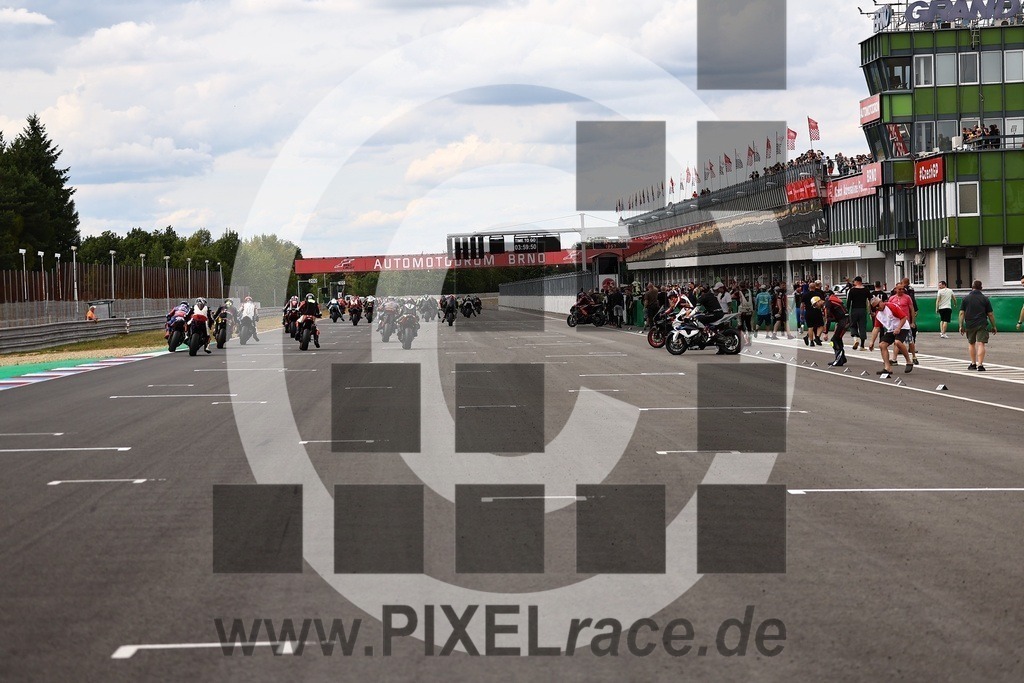 startendurance-20250830_07326 | Schöne Erinnerungen an spannende Momente - das festzuhalten ist unser Job. PIXELrace.de ist seit 2003 auf den Rennstrecken Europas unterwegs um die Action draußen beim Fahren und die wunderbare Stimmung imm Fahrerlager für euch einzufangen.