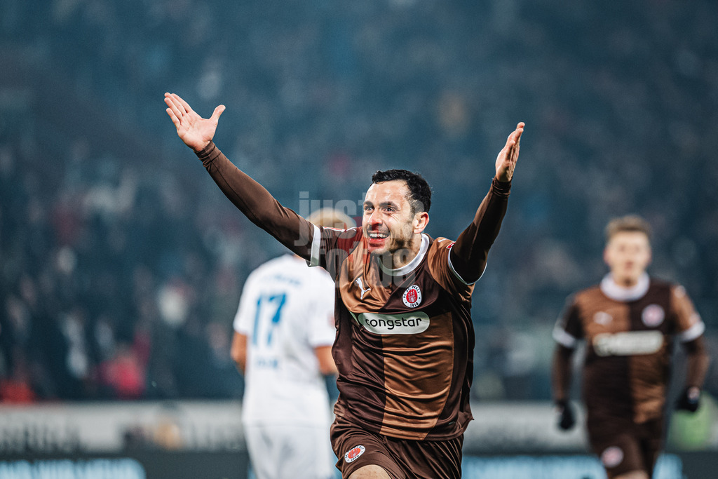 Fußball | Männer | Saison 2024/2025  | Fußball-Bundesliga | 12. Spieltag | FC St. Pauli vs. Holstein Kiel | 29.11.2024 | Manolis Saliakas (#2, FC St. Pauli) schießt das Tor zum 1:0 und jubelt