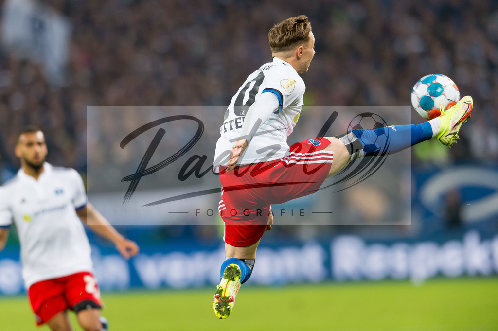 HSVSCF20220419_307 | Fussball, Herren: Sonny Kittel (Hamburger SV) in Aktion, am Ball, Einzelaktion beim DFB-Pokal-Halbfinalspiel zwischen Hamburger SV und SC Freiburg im Volksparkstadion am 19.04.2022 in Hamburg, Deutschland.DFB / DFL REGULATIONS PROHIBIT ANY USE OF PHOTOGRAPHS AS IMAGE SEQUENCES AND/OR QUASI-VIDEO. - Realisiert mit Pictrs.com