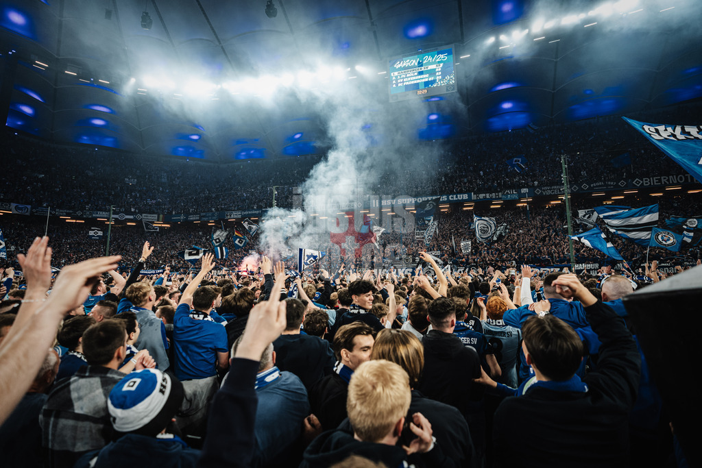 Fußball | Männer | Saison 2024/2025 | 2. Fußball-Bundesliga | 33. Spieltag | Hamburger SV vs. SSV Ulm 1846 | 10.05.2025 | Fans feiern den Aufstieg auf dem Feld