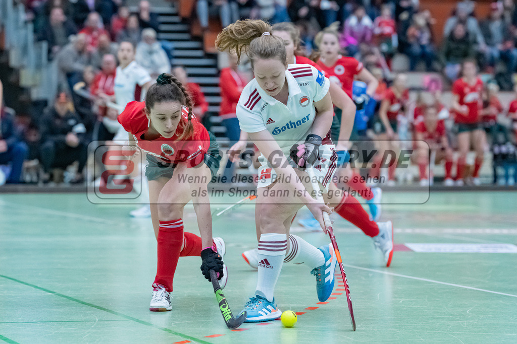HK_20230122_103051 | 1. Bundesliga ( Halle ) Damen Crefelder HTC - Rot-Weiss Köln am 22.1.2023 Crefelder HTC  ( CHTC ) Halle Glockenspitz , Krefeld , Causin Anna-Sopie ( Crefelder HTC #20 ) , Katharina Hüls ( Rot-Weiss Köln #12 )