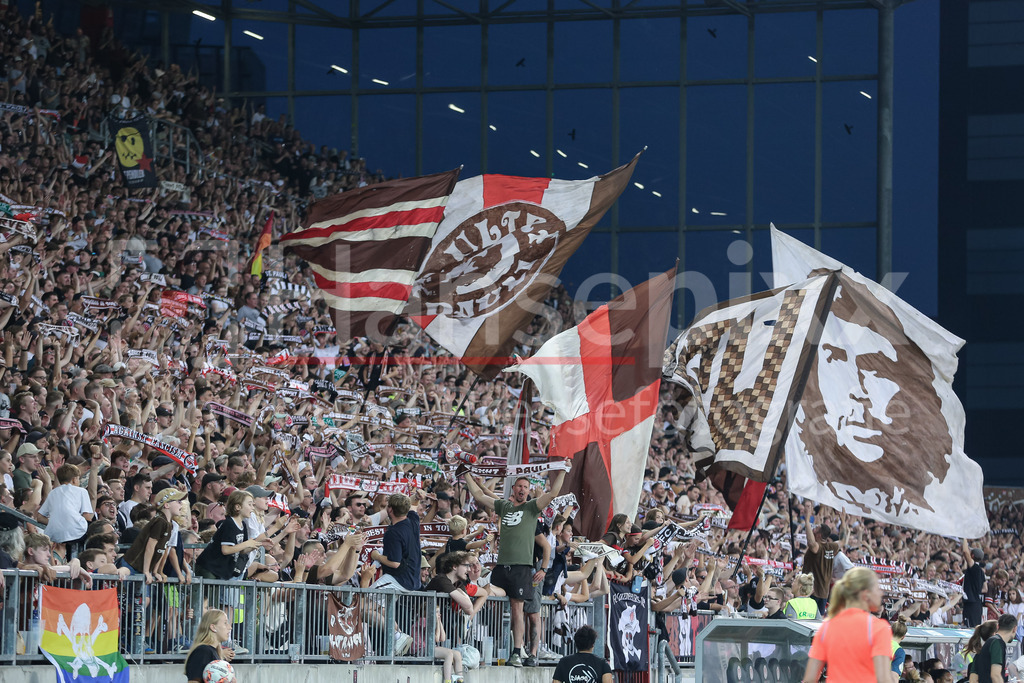 Fussball, DFB-Pokal Frauen, FC St. Pauli - Hamburger SV | v.li.: Die volle Tribüne im Millerntor-Stadion, Fans des FC St. Pauli, Zuschauerrekord, Rekordspiel, Stimmung, Atmosphäre, Fahnen, Flaggen, Fanschals, Symbolfoto, Symbolbild Fussball, Fußball, DIE DFB-RICHTLINIEN UNTERSAGEN JEGLICHE NUTZUNG VON FOTOS ALS SEQUENZBILDER UND/ODER VIDEOÄHNLICHE FOTOSTRECKEN. DFB REGULATIONS PROHIBIT ANY USE OF PHOTOGRAPHS AS IMAGE SEQUENCES AND/OR QUASI-VIDEO.