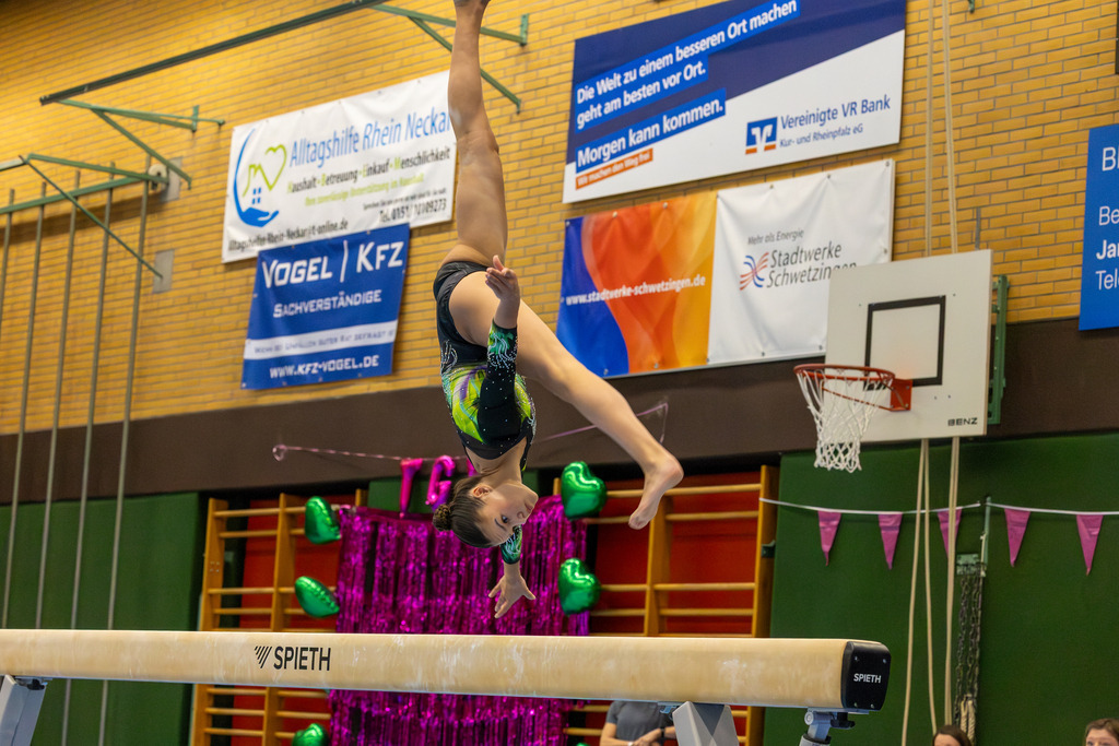 Deutsche Turnliga DTL (Bundesliga) der Frauen, 3. Wettkampftag 2025 in Ketsch***Lara Baumgartl (TSV Tittmoning-Chemnitz) am Schwebebalken | Deutsche Turnliga DTL (Bundesliga) der Frauen, 3. Wettkampftag 2025 in Ketsch***Lara Baumgartl (TSV Tittmoning-Chemnitz) am Schwebebalken - Realisiert mit Pictrs.com