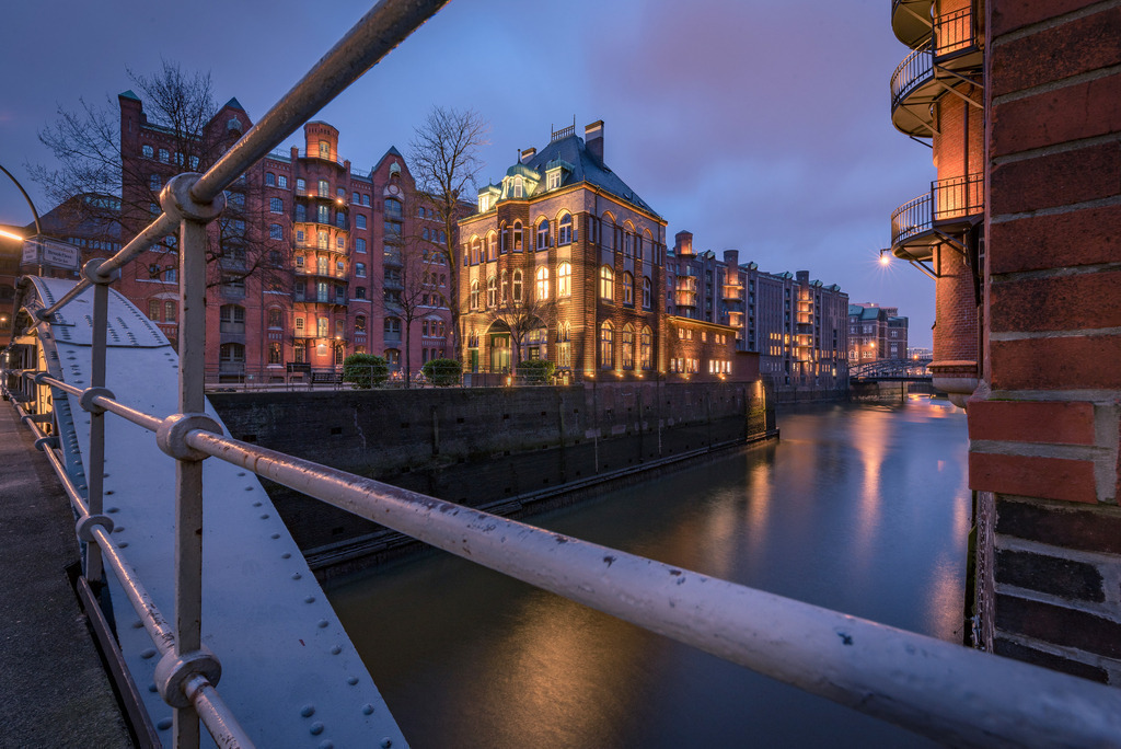wasserschloss von rechts | Exklusive Hamburg collagen, tolle Segelbilder und viele weitere tolle Motive auf Leinwand, Poster, Alu-Dibond, u.v.m. findet Ihr bei uns auf hamburgbild.de. Findet Euer Wandbild für Euer Zuhause, Büro oder die  Praxis…. - Realisiert mit Pictrs.com