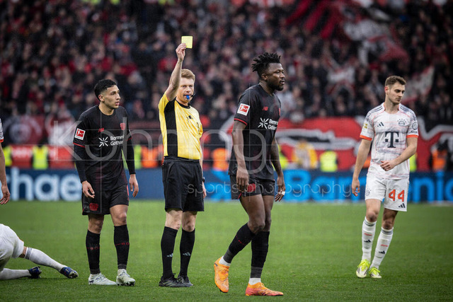 German Bundesliga, Bayer 04 Leverkusen vs. FC Bayern München, 14.03.2026 | LEVERKUSEN, GERMANY - MARCH 14:  Referee Christian Dingert (Lebecksmuehle) shows Edmond Tapsoba (Bayer 04 Leverkusen, 12) the yellow card during the German Bundesliga match on gameday 26 between Bayer 04 Leverkusen vs. FC Bayern München at BayArena on March 14, 2026 in Leverkusen, Germany. DFL REGULATIONS PROHIBIT ANY USE OF PHOTOGRAPHS AS IMAGE SEQUENCES AND/OR QUASI-VIDEO.