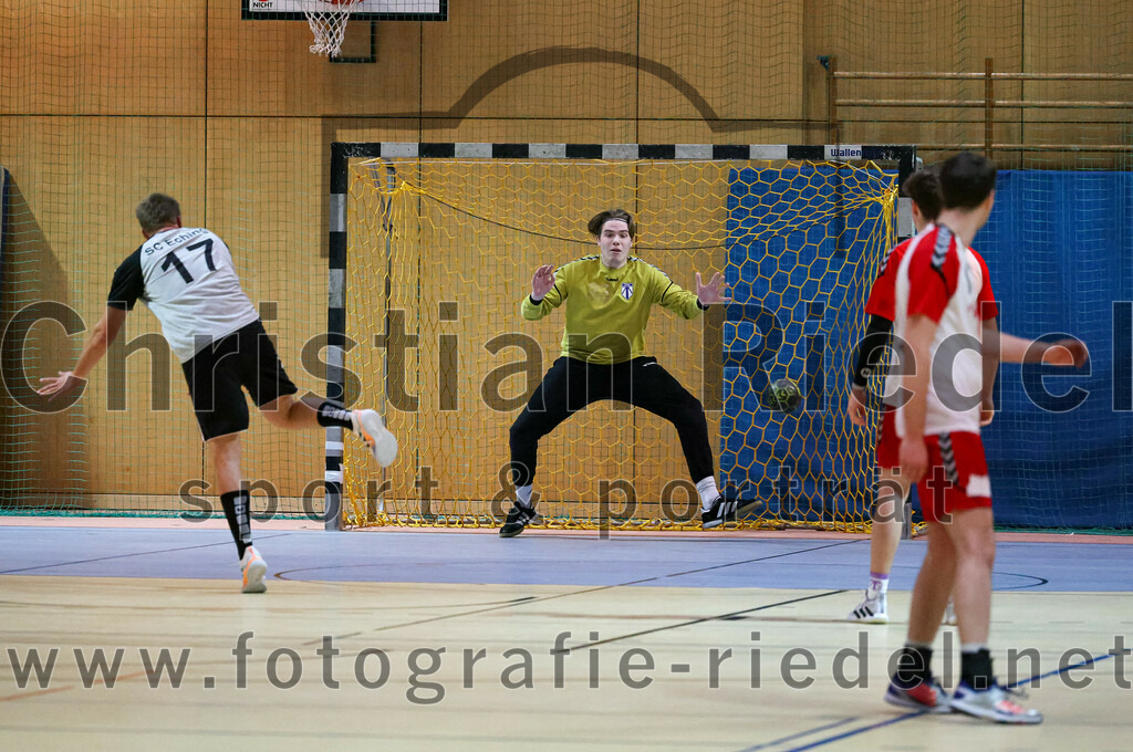 2023-01-21_089_SpVgg_Altenerding_gegen_SC_Eching | Erding, Deutschland, 21.01.2023:
Handball, Bezirksoberliga Männer 2022 / 2023, 12. Spieltag, SpVgg Altenerding gegen SC Eching, Endergebnis: 29:34

Thomas Landsmann (SC Eching, #17), Torwart Jannik Fleps (SpVgg Altenerding, #33)

Foto: Christian Riedel / fotografie-riedel.net