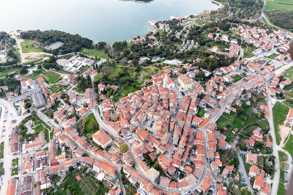 Luftbild: Ortsansicht in Vrsar im Bundesland Gespanschaft Istrien in Kroatien. Foto: IMG_106451.jpg vom 14.04.2018 durch Werner Riehm/FLY-FOTO.de