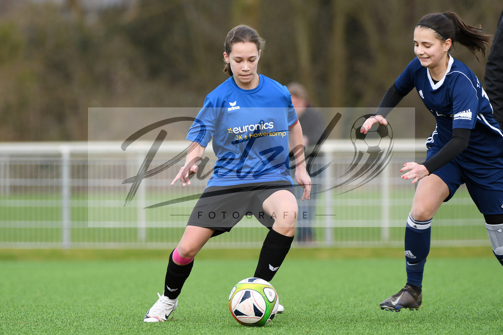 LENGRE20200229_0017 | Fussball, C-Juniorinnen:   bei dem Testspiel zwischen SC Preussen Lengerich und TSG 07 Burg Gretesch im Windmoeller &amp; Hoelscher Stadion am 29.02.2020 in Lengerich, Deutschland. - Realisiert mit Pictrs.com