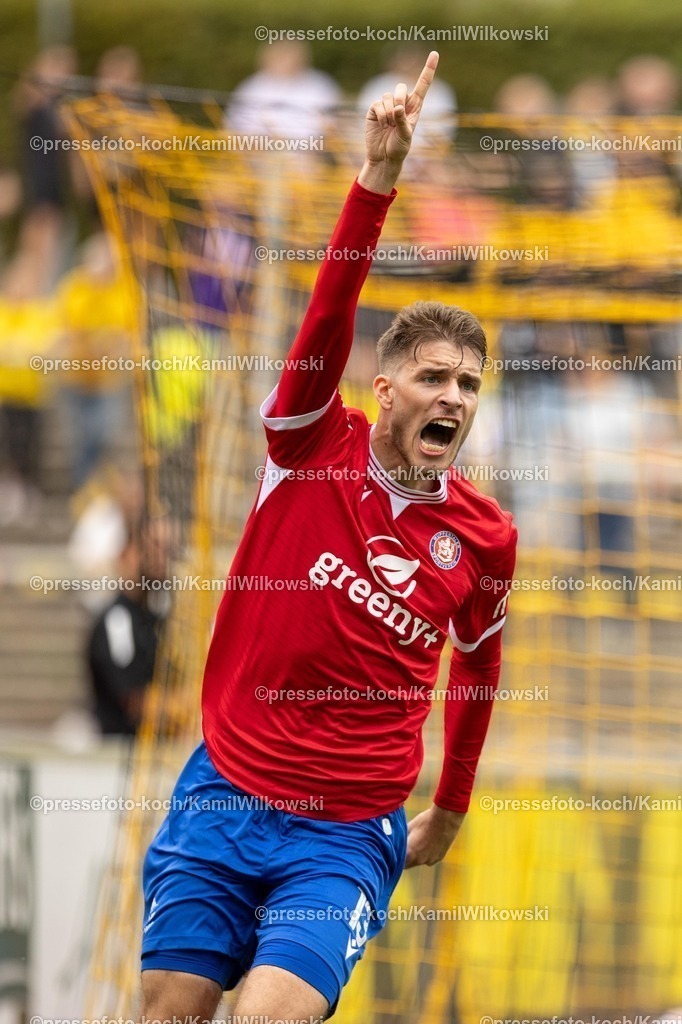 xkwi17082501019 | 17.08.2025, xkwix, Fußball, Regionalliga West, BBorussia Dortmund U23 - Wuppertaler SV, Stadion Rote Erde: Torjubel nach dem Tor zum 1:1 durch Hans‑Juraj Hartmann (Wuppertaler SV #13)