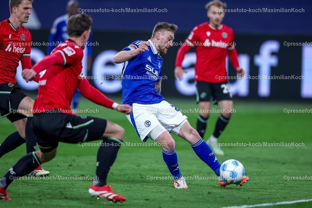 S0414032502216 | 14.03.2025, Fußball, FC Schalke 04 - Hannover 96, 2.. Fußball Bundesliga, 26. Spieltag, Veltins-Arena Gelsenkirchen, Saison 2024 2025: Tobias Mohr (Schalke04 #29) gefährlich vor dem TorDFB regulations prohibit any use of photographs as image sequences and or quasi-video.