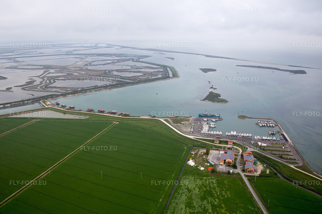 Vue aérienne: Vue de la ville à Pila dans le département Vénétie, Italie. Photo: IMG_087681.jpg prise le 09/04/2016 par Werner Riehm/FLY-FOTO.eu – Résolution de l'original: 5472 x 3648 px