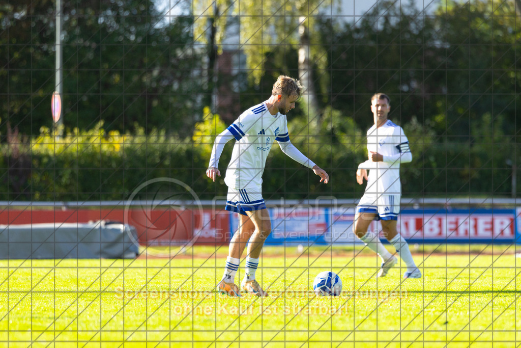 20261010_160948_0333_(c)_by_PhotoPeet | #,1.FC Eislingen (weiß) vs. TSV Bernhausen (lila), Fussball, Landesliga 2 - wfv, 11. Spieltag, Saison 2026/2027, Rasenplatz, Eichbachstation, Haldenstraße, 73054 Eislingen, 10.10.2026 - 15:30 Uhr,Foto: PhotoPeet / Sport- &amp; Eventfotografie / Peter Harich