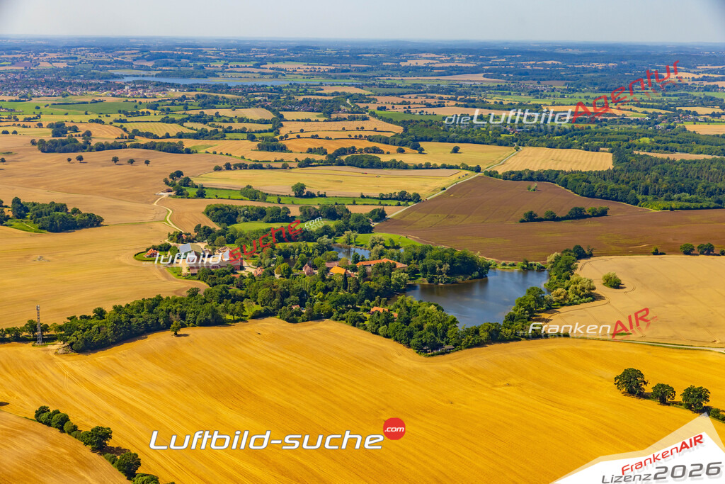 Klassische Luftaufnahme ohne Drohne zeigt:Brodau Hausdeich bei Schashagen - Die Luftbildaufnahme wurde 2025 vom UL-Flugzeug heraus erstellt ( keine Drohnenaufnahme ) - Hochauflösende Luftaufnahme -Nicht vergleichbar mit Google Maps oder Satelittenbilder- Die Geschenkidee !Mit Lizenz und Bildrechte bestellbar