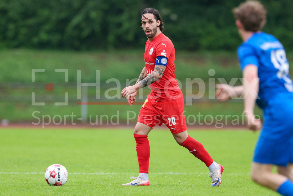 Fussball, Aufstiegsrunde Regionalliga Nord, Blumenthaler SV - 1. FC Germania Egestorf-Langreder | Joshua Siegert (1. FC Germania Egestorf-Langreder, 20) am Ball, Einzelbild, Ganzkörper, Aktion, Action, Spielszene