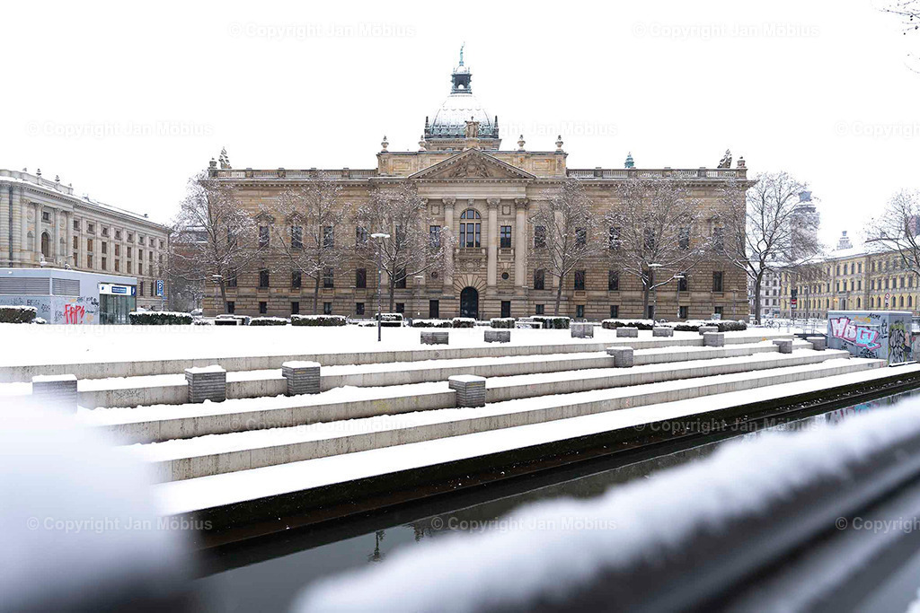 Bundesverwaltungsgericht | Das heutige Bundesverwaltungsgericht in Leipzig blickt auf eine bewegte Geschichte zurück: Ursprünglich als Reichsgericht errichtet, diente das beeindruckende Gebäude später als Bildermuseum. Heute ist es Sitz des höchsten deutschen Gerichts für öffentliches Recht. Die Verbindung aus historischer Architektur, kulturellem Erbe und rechtlicher Bedeutung macht diesen Ort einzigartig – für Besucher, Interessierte und Bildkäufer gleichermaßen. - Realisiert mit Pictrs.com