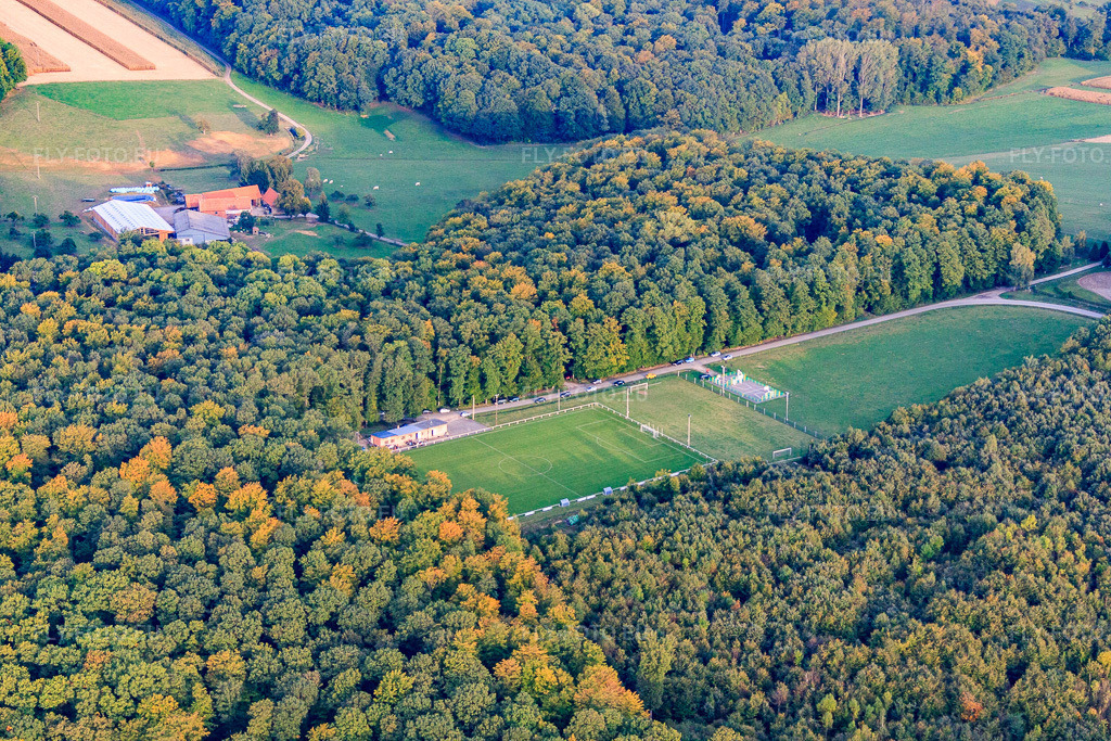 Vue aérienne: Stade de Foot de Schoenenbourg en forêt à Schœnenbourg dans le département Bas Rhin, France – .Photo: IMG_53746.jpg prise le 30/09/2012 par Werner Riehm/FLY-FOTO.eu – Résolution de l'original: 4752 x 3168 px