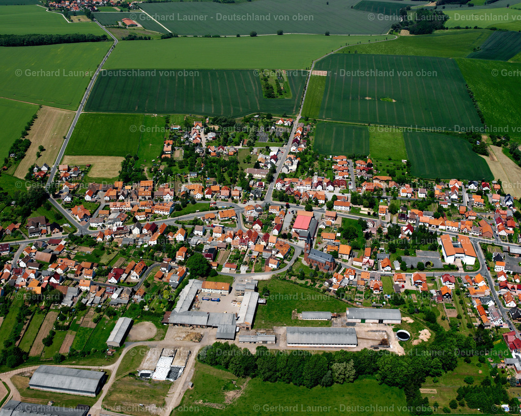 2634253 | BERLINGERODE 09.06.2006 Landwirtschaftliche Nutzflächen und Feldgrenzen  umsäumen das Siedlungsgebiet des Dorfes in Berlingerode im Bundesland Thüringen, Deutschland // Agricultural land and field boundaries surround the settlement area of the village  in Berlingerode in the state Thuringia, Germany Foto: Gerhard Launer