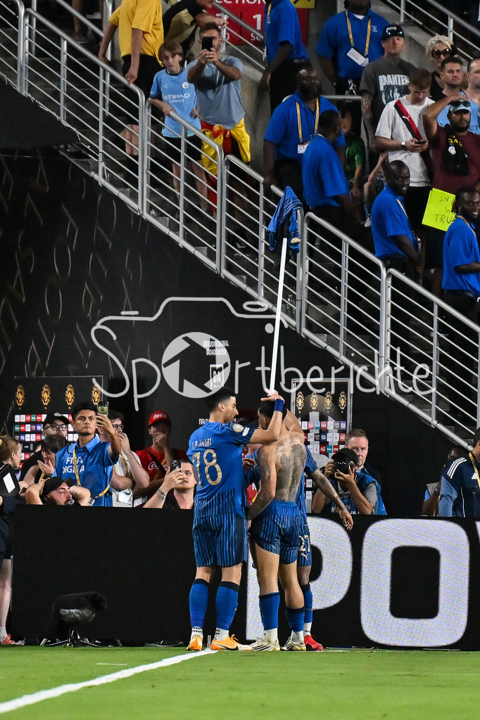 Manchester City - Al-Hilal SFC | Jubel von Al-Hilal nach dem Treffer zum 3-4 in der Verlaengerung durch Marcos LEONARDO (Al-Hilal 11) / Tor / Torschuetze / Freude / Happy / FIFA Club World Cup: Manchester City - Al-Hilal SFC, Camping World Stadium am 30.06.2025 / NOT FOR SALE IN USA