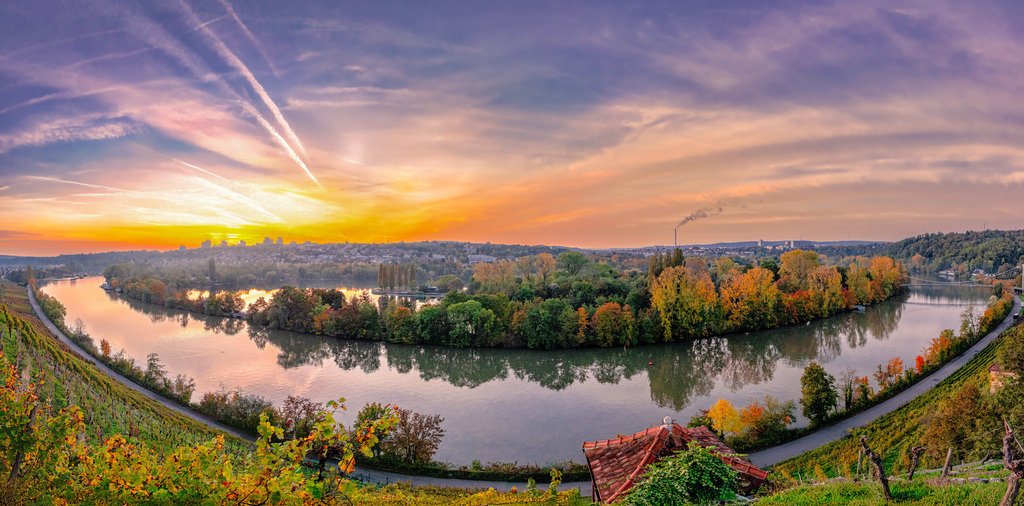 Panoramablick auf den Neckar und die Weinberge bei Stuttgart Hofen,malerischer Sonnenaufgang | Das Bild zeigt einen Panoramablick auf den Neckar und die umliegenden Weinberge in Stuttgart, aufgenommen von den Hängen oberhalb des Max-Eyth-Sees in Richtung Hofen und Mühlhausen.Stuttgart (Bereich Neckarschleife / Max-Eyth-See zwischen den Stadtteilen Hofen und Mühlhausen).Perspektive: Blick aus den Weinbergen auf den sich schlängelnden Flusslauf des Neckars während der Dämmerung oder im Herbst - Realisiert mit Pictrs.com