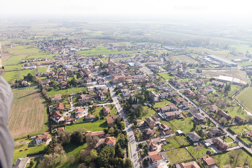 Aerial view: View of the town in Fiume Veneto in the state Pordenone, Italy. – Photo: IMG_105737.jpg taken on 04/08/2018 by Werner Riehm/FLY-FOTO.com – Resolution of the original: 5472 x 3648 px