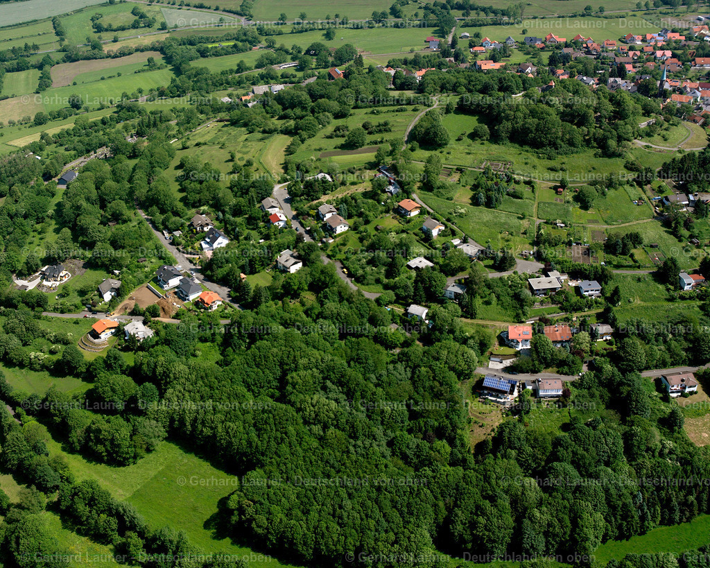 2626041 | ULRICHSTEIN 09.06.2006 Wald- Gebiete und Forstflächen umsäumen das Siedlungsgebiet des Dorfes in Ulrichstein im Bundesland Hessen, Deutschland // Village - view on the edge of forested areas in Ulrichstein in the state Hesse, Germany Foto: Gerhard Launer