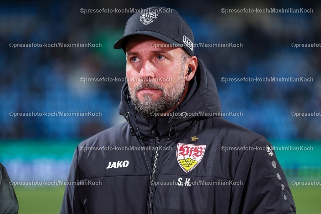 BOC03122501009 | 03.12.2025, Fußball, DFB-Pokal, VfL Bochum - VfB Stuttgart, Achtelfinale, Vonovia Ruhrstadion, Saison 2025 2026: Cheftrainer Sebastian Hoeneß  (VfB Stuttgart #hc) vor dem SPiel  DFB regulations prohibit any use of photographs as image sequences and or quasi-video.