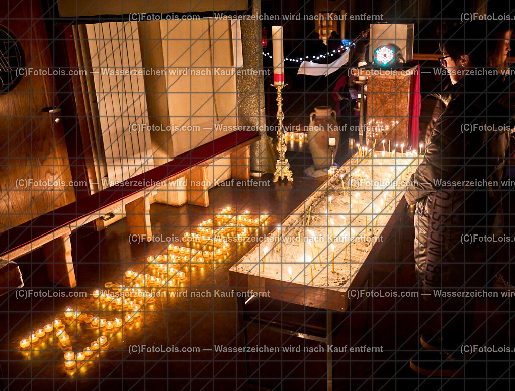 ALP8710_Nacht der tausend Lichter_Kerzen anzuenden | (C)FotoLois.com, Alois Spandl. 'Nacht der 1000 Lichter' in der Pfarrkirche Wieselburg, Do 31. Oktober 2024.