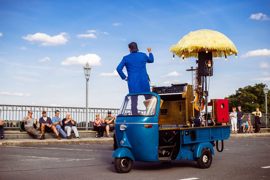 Universal Druckluft Orchester | Das Universal Druckluft Orchester mit Peter Till am Forte Belvedere Leisnig zum Festival Hallo Leisnig 2022. - Realisiert mit Pictrs.com
