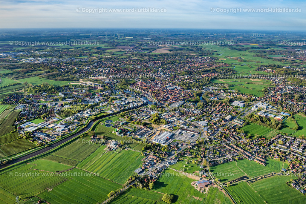 Stade_ELS_4409010523 | STADE 01.05.2023 Stadtgebiet mit Außenbezirken und Innenstadtbereich am Rand von landwirtschaftlichen Feldern und Ackerflächen in Stade im Bundesland Niedersachsen, Deutschland. // Urban area with outskirts and inner city area on the edge of agricultural fields and arable land in Stade in the state Lower Saxony, Germany. Foto: Martin Elsen