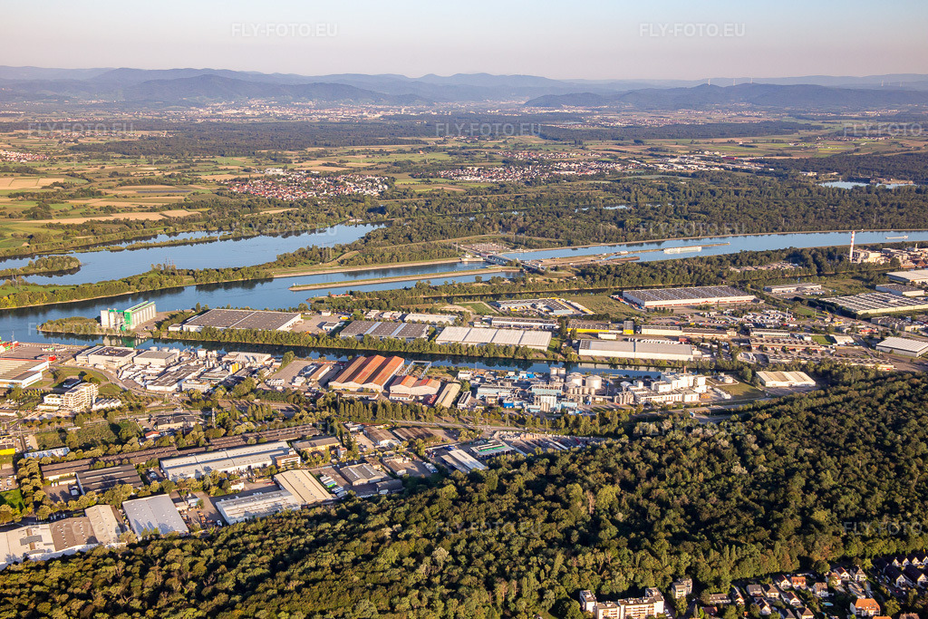 Vue aérienne: Ports rhénans de Strasbourg avec STEF Strasbourg, BAYONNE A, RHENUS LOGISTICS et Kloeckner Metals à le quartier Port du Rhin Sud in Straßburg dans le département Bas Rhin, France – .Photo: IMG_137849.jpg prise le 18/08/2023 par Werner Riehm/FLY-FOTO.eu – Résolution de l'original: 5472 x 3648 px – Globaler Logistikdienstleister für ganzheitliche Lösungen | Rhenus – France