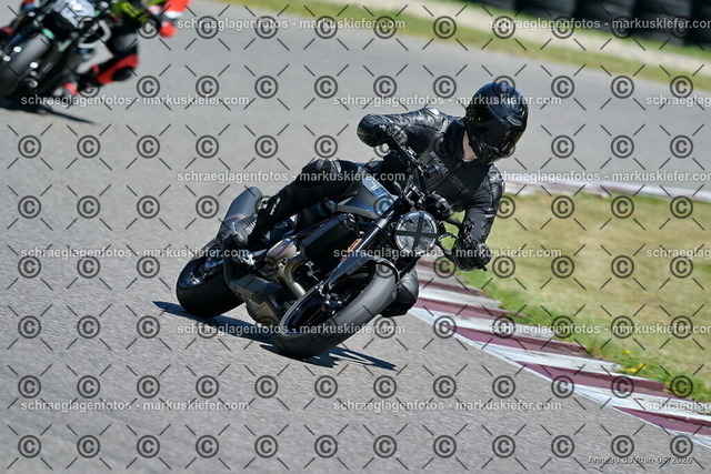 26BT01-1072 | 701 - Realisiert mit Pictrs.com