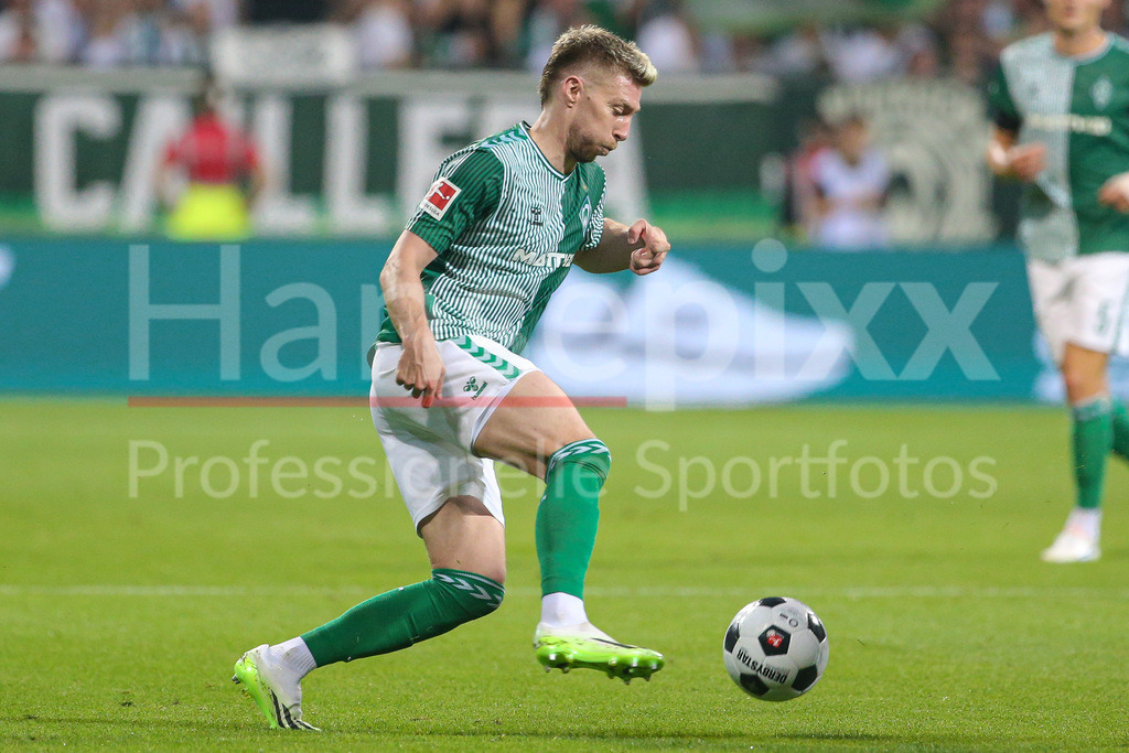 Fussball, Bundesliga, SV Werder Bremen - FC Bayern München | v.li.: Mitchell Weiser (SV Werder Bremen, 8) am Ball, Einzelbild, Ganzkörper, Aktion, Action, Spielszene, DIE DFL-RICHTLINIEN UNTERSAGEN JEGLICHE NUTZUNG VON FOTOS ALS SEQUENZBILDER UND/ODER VIDEOÄHNLICHE FOTOSTRECKEN. DFL REGULATIONS PROHIBIT ANY USE OF PHOTOGRAPHS AS IMAGE SEQUENCES AND/OR QUASI-VIDEO.