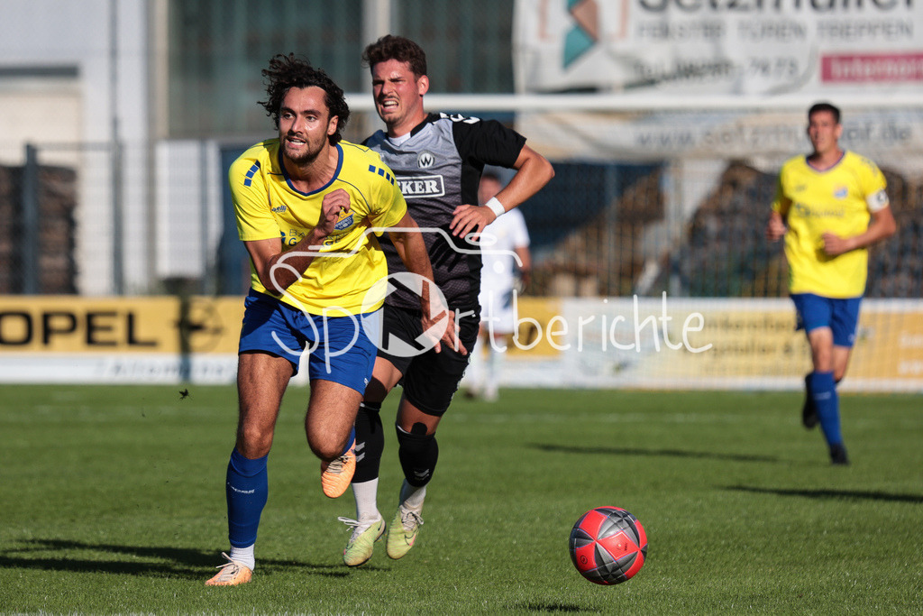 FC Pipinsried - SV Wacker Burghausen | Kevin GUTIA (FCP #7) im Duell mit Dennis SCHMUTZ (SVW #7)