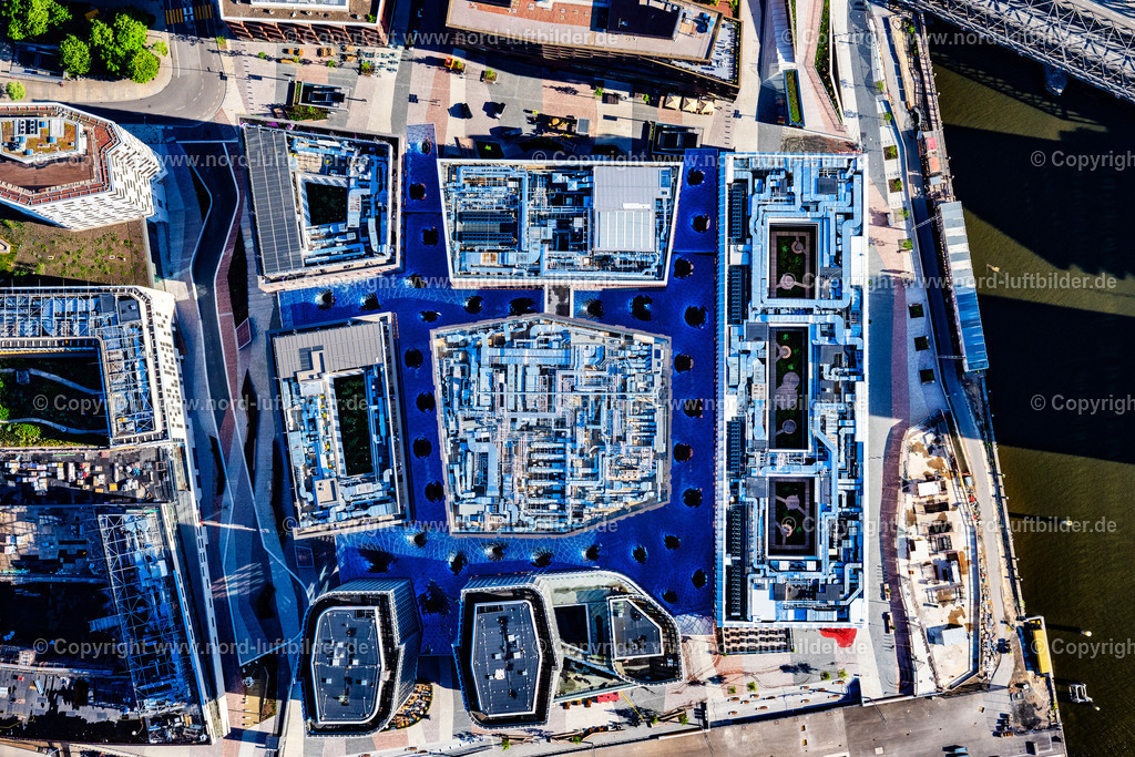 Hamburg_Hafencity_Westfield_Dach_Senkrechtaufnahme_ELS_1858240525 | HAMBURG 24.05.2025 Senkrecht- Luftbild aus der Satelliten- Perspektive vom Baustelle zum Neubau des Gebäudekomplexes des Einkaufszentrum am Überseequartier am Strandkai, Überseeboulevard, New-Orleans-Straße im Ortsteil Hafencity in Hamburg, Deutschland. Weiterführende Informationen bei: CHRISTIAN DE PORTZAMPARC,  Depenbrock Bau GmbH & Co. KG,  F + Z Baugesellschaft, Zweigniederlassung der Hecker Bau GmbH & Co. KG,  Unibail-Rodamco Germany GmbH,  Unibail-Rodamco ÜSQ Süd Quartiersmanagement GmbH. // Vertical aerial view from the satellite perspective of the construction site for the new building complex of the shopping center at the Ueberseequartier on Strandkai, Ueberseeboulevard, New-Orleans-Strasse in the Hafencity district of Hamburg, Germany. Further information at: CHRISTIAN DE PORTZAMPARC,  Depenbrock Bau GmbH & Co. KG,  F + Z Baugesellschaft, Zweigniederlassung der Hecker Bau GmbH & Co. KG,  Unibail-Rodamco Germany GmbH,  Unibail-Rodamco UeSQ Sued Quartiersmanagement GmbH. Foto: Martin Elsen
