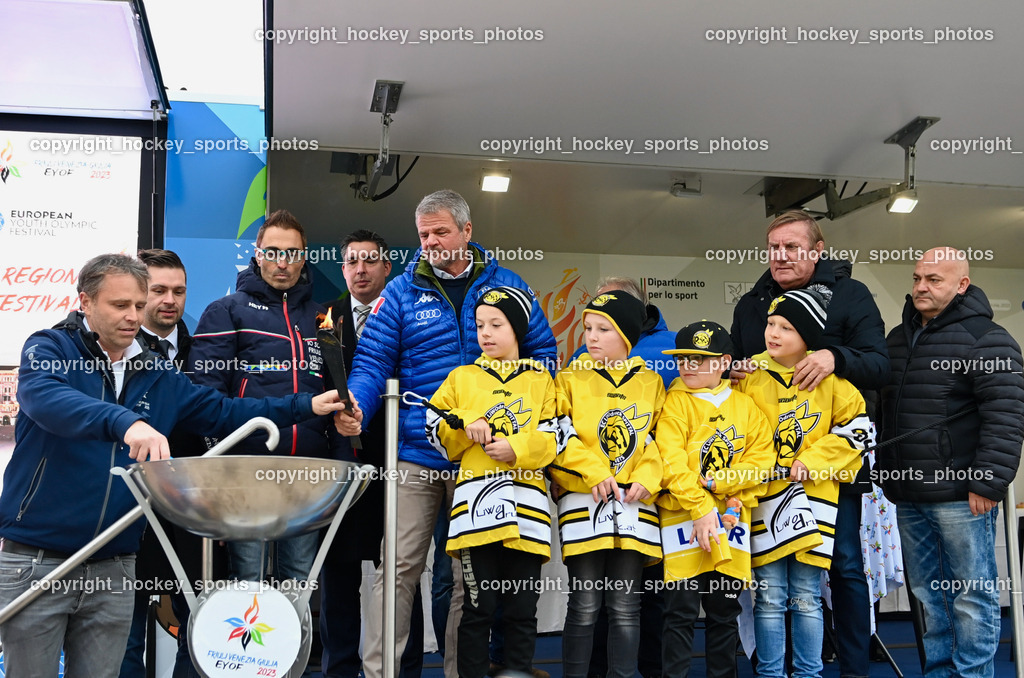 European Youth Olympic Festival EYOF 2023 Pressekonferenz | Gemeinderat Spittal an der Drau Roland Staudacher, Stefano Mazzolini,  Stadtrat Spittal an der Drau Christoph Staudacher, Bürgermeister Spittal an der Drau Gerhard Köfer, Giorgio Brandolin, Gemeinderat Spittal an der Drau Marco Brandner, Jugendspieler EC Hornets Spittal, Olympisches Feuer