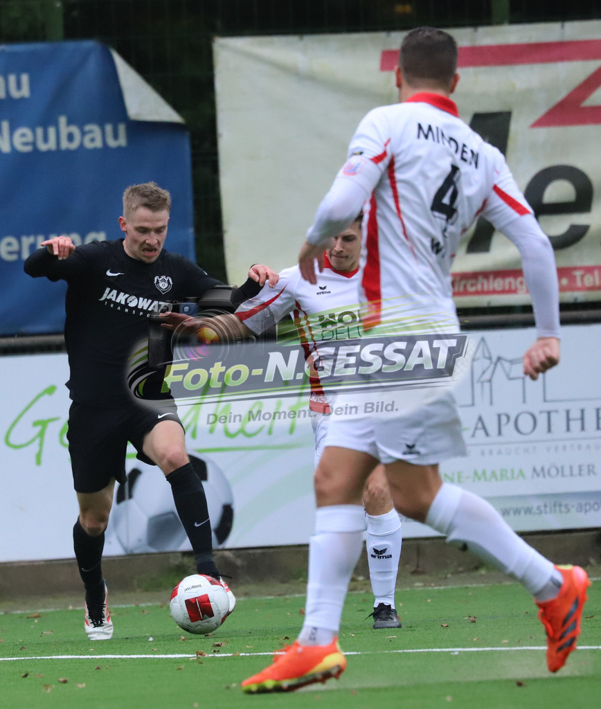 BV 21 Stift-Quernheim - Union Minden | Auf dem Bild zu sehen: schwarz BV 21 Stift-Quernheim: Jarno Grote ; weiß Union Minden v.l.: Svend-Lasse Röckemann, Mike WuttBV 21 Stift-Quernheim, Union Minden, Saison 25/26, Bezirksliga, Stift-Quernheim, Deutschland - Realisiert mit Pictrs.com