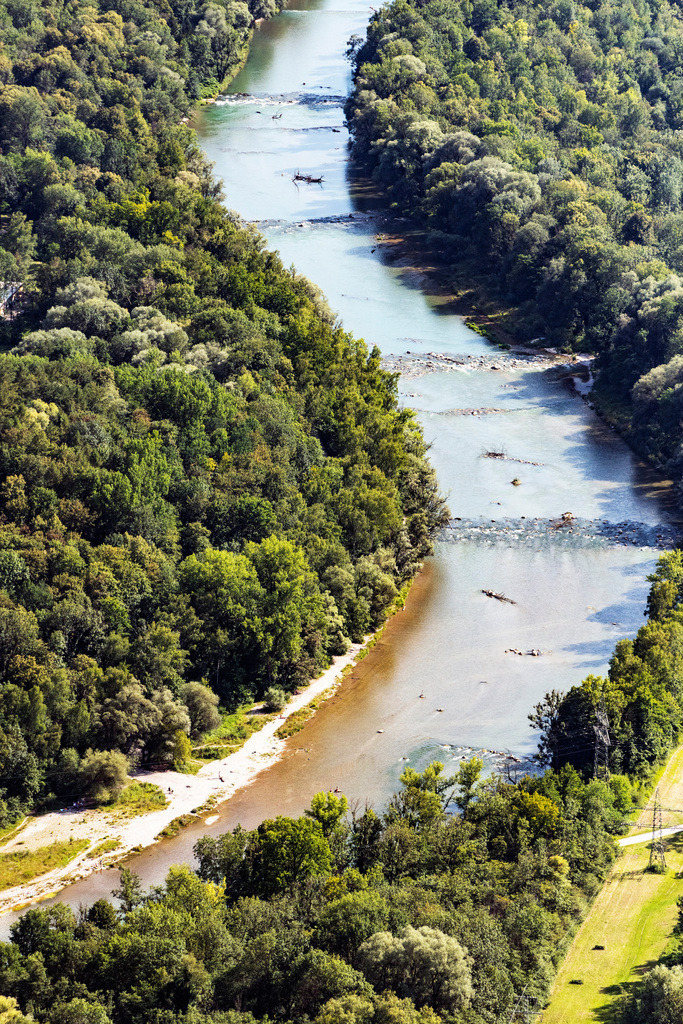 dr__0010831.jpg | MüNCHEN 13.07.2018 Uferbereiche am Flußverlauf der Isar in München im Bundesland Bayern, Deutschland. // Riparian zones on the course of the river of the river Isar in Munich in the state Bavaria, Germany. Foto: Daniel Reiter