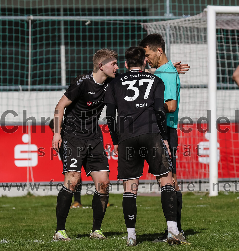 2024-02-24_088_FC_Schwaig_gegen_TSV_1880_Wasserburg | Oberding, Deutschland, 24.02.2024:
Fußball, 2. Runde Qualifikation TOTO-Pokal 2023 / 2024, 1. Spieltag, FC Schwaig gegen TSV 1880 Wasserburg, Endergebnis: 2:3

Tobias Jell (FC Schwaig, #2), Tobias Bartl (FC Schwaig, #37), Schiedsrichter Xaver Fabisch

Foto: Christian Riedel / fotografie-riedel.net
