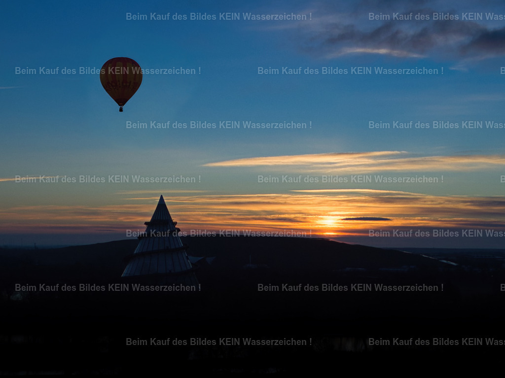 Jahrtausendturm_LU-KI_Ballon_YUN_0011_GEN | Jahrtausendturm Magdeburg Ballon im Abendlicht KI - Realisiert mit Pictrs.com