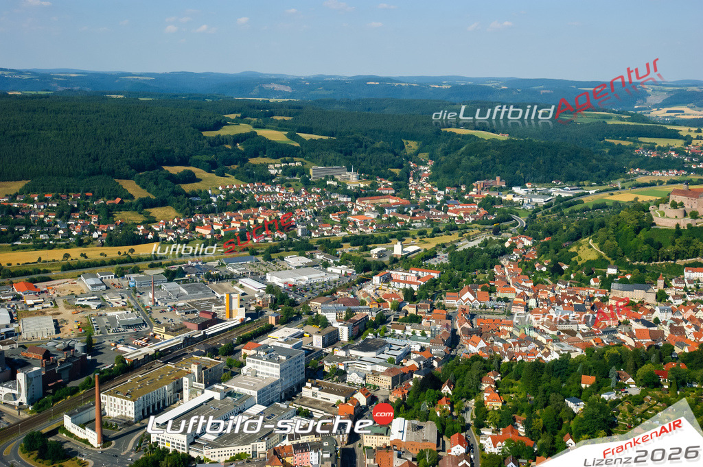 Die Luftaufnahme der Stadt Kulmbach wurde vom UL-Flugzeug heraus erstellt ( keine Drohne )- hohe Auflösung für beste Qualität