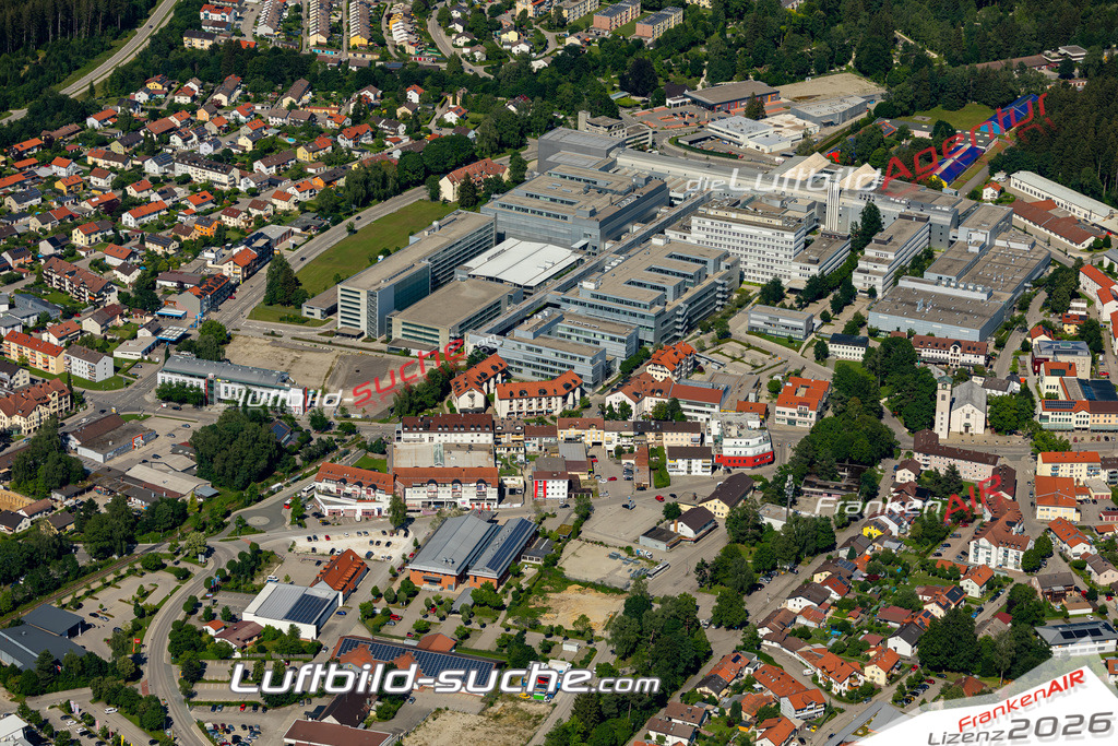 Aktuelles Luftbild von  Traunreut - Die Luftaufnahme wurde 2022 mittels UL-Flugzeug erstellt ( keine Drohne ) - hochauflösende Kamera-Systeme von  Canon -Beste Qualität - Für grossformatige Ausdrucke geeignet. Die Geschenkidee !