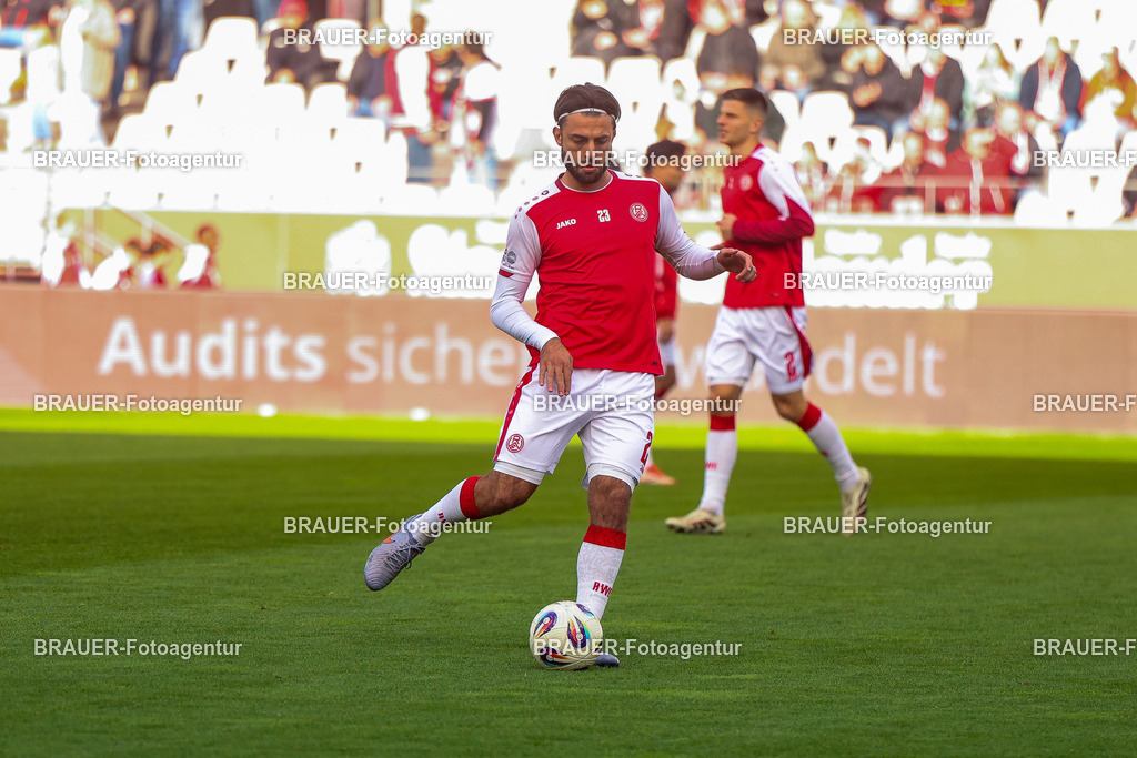 Rot-Weiss Essen - Viktoria Köln - 3.Liga | Essen, Deutschland, 18.10.2025 José-Enrique Ríos Alonso  (Rot-Weiss Essen) wärmt sich auf  während des 3.Liga Spiels zwischen Rot-Weiss Essen- Viktoria Köln im Stadion an der Hafenstraße am 01.08.2025 in Essen. (Foto von Timo Bluhmki-Schmidt/ Brauer Fotoagentur