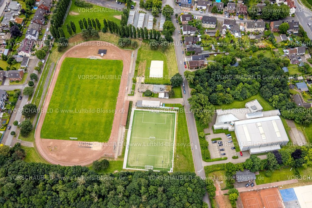 Bottrop240701678Kirchhellen | Luftbild, Bezirkssportanlage Kirchhellen, Loewenfeldstraße, Fußballstadion VfB Kirchhellen 1920 e.V., Tennisplätze, Kirchhellen, Bottrop, Ruhrgebiet, Nordrhein-Westfalen, Deutschland