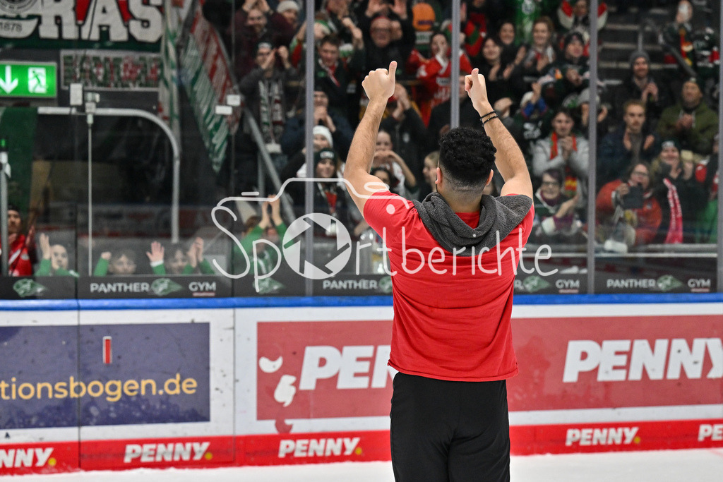 Augsburger Panther - Nürnberg Ice Tigers | Die Spieler der Panther feiern zusammen mit ihren Fans den Heimsieg gegen Nuernberg / DEL: Augsburger Panther - Nuernberg Ice Tigers, Curt Frenzel Stadion am 03.01.2025 / Nicholas BAPTISTE (Augsburger Panther 73) / Freisteller / Einzelfoto